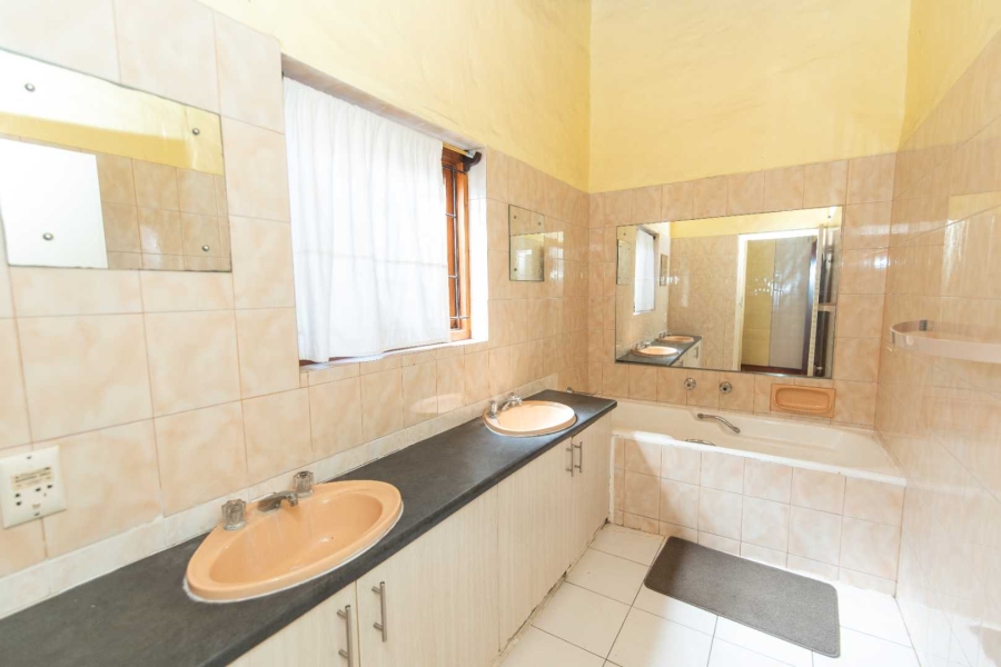 8 Bedroom Property for Sale in Summerstrand Eastern Cape